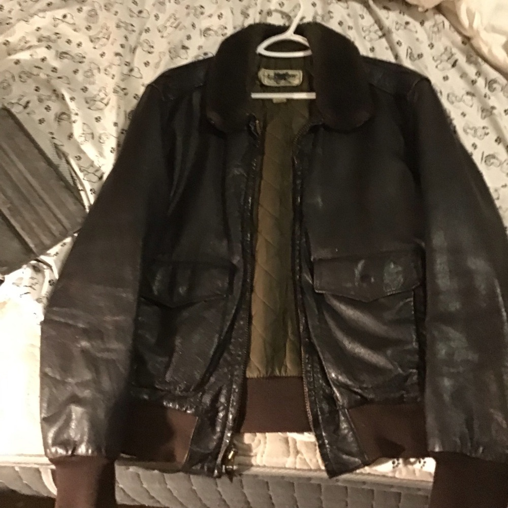 Vintage men’s LL Bean Leather bomber in brown.